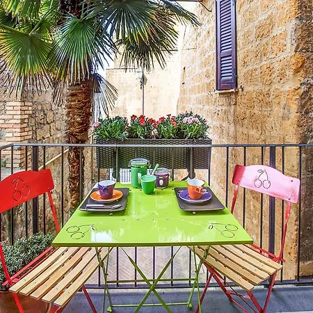 L' Antica Piazzetta Apartment *